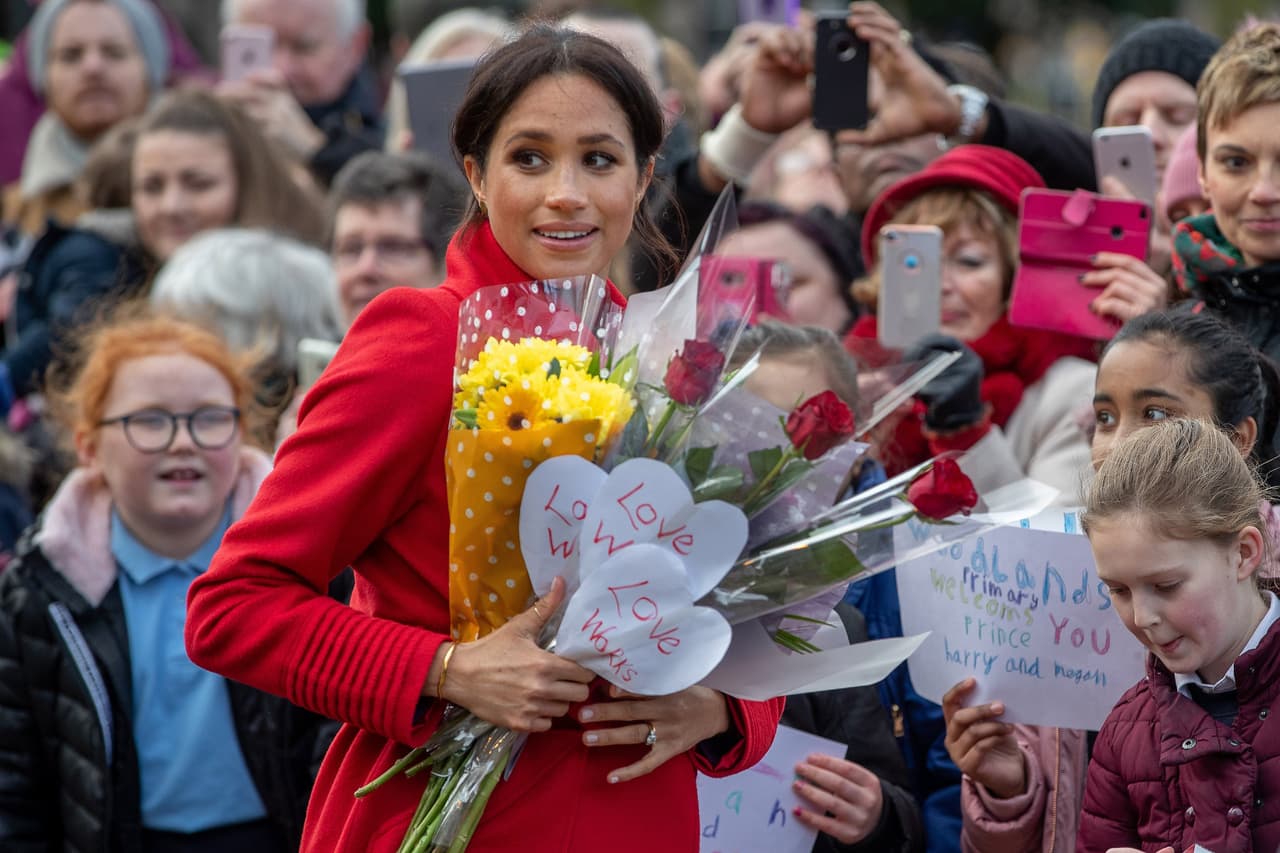 De acuerdo con la ciudadana Kim Thompson, Meghan Markle les dijo que está en su 
<b>sexto mes de embarazo</b> y que tiene como fecha de parto "finales de abril o principios de mayo".