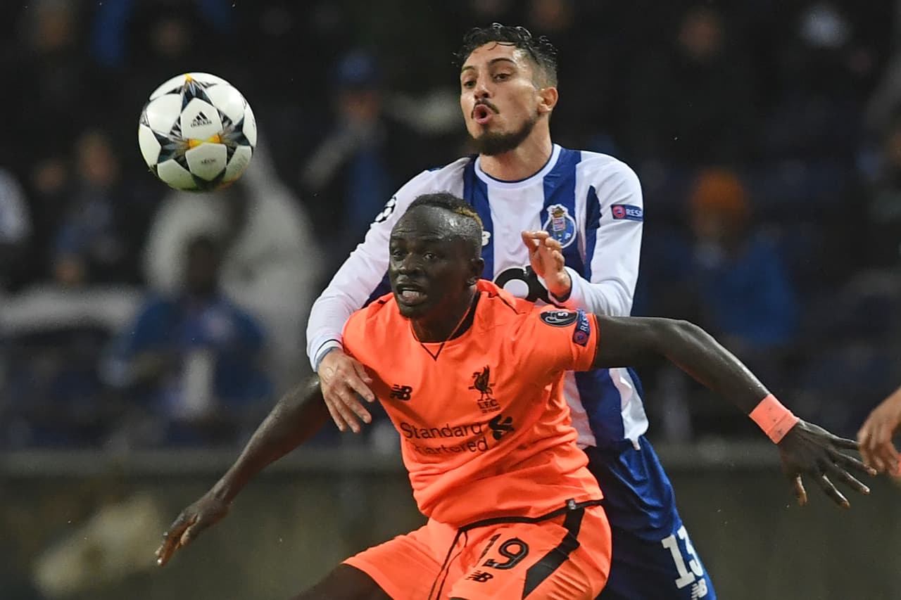 Los ingleses aguantaron aprovechando los espacios para atacar, con lo que las oportunidades del local se veían amenazadas por la embestida visitante.