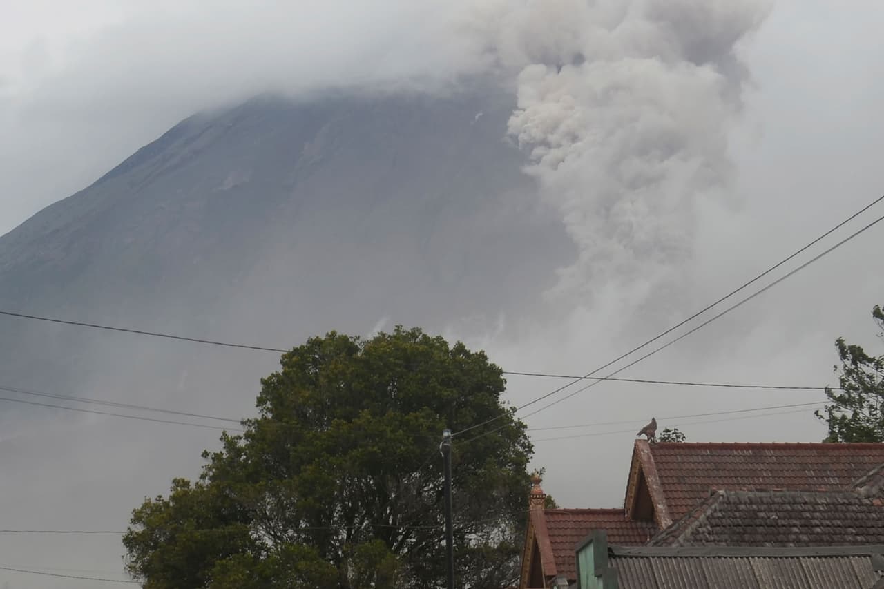 Las aldeas y pueblos cercanos al volcán Semeru quedaron cubiertos por toneladas de escombros volcánicos.