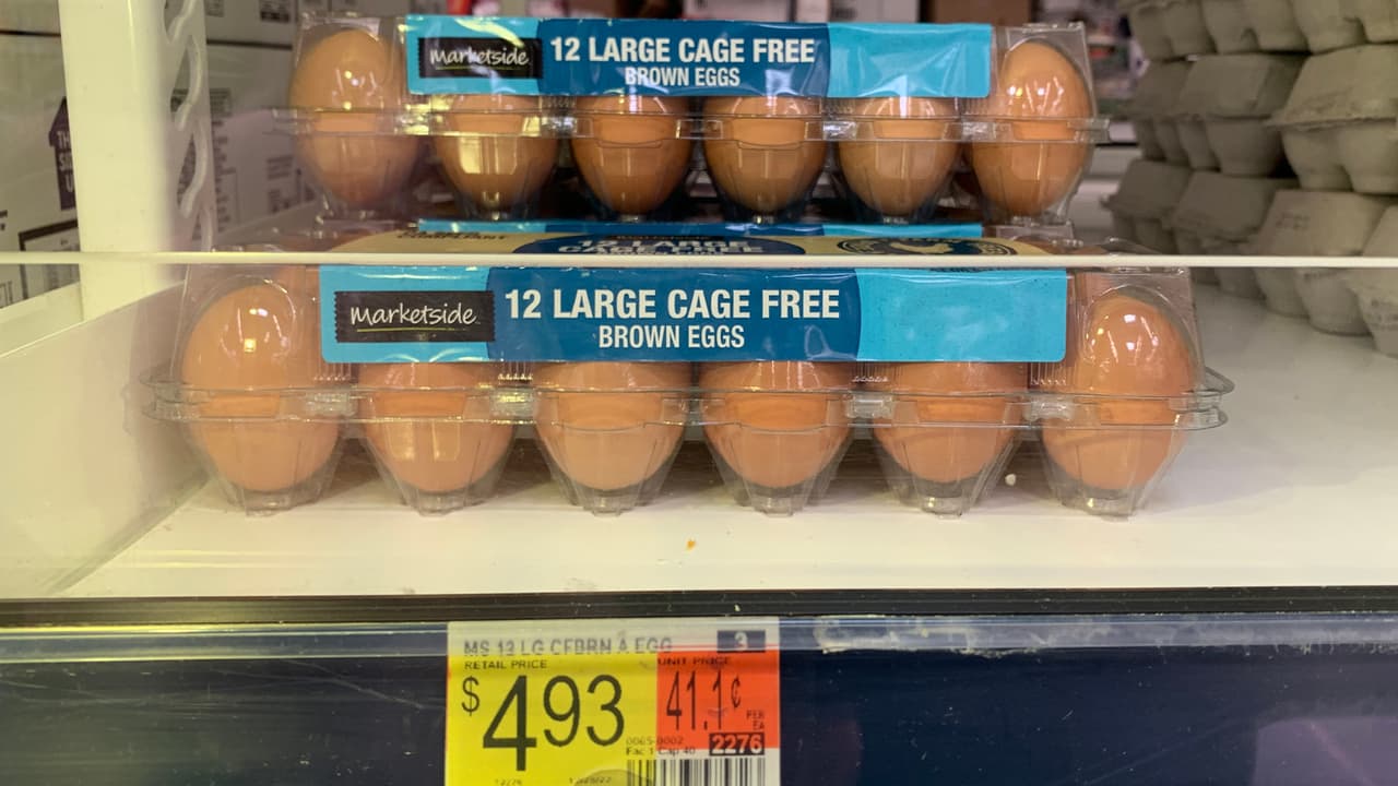 Haciendo un comparativo, estos son los precios más baratos por docena de huevos que encontramos en los supermercados: Kroger $4.49, H‑E‑B $4.89 y Walmart $4.93.