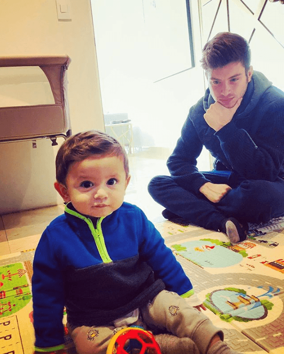 "Son chiquitos, 
<b><a href="https://www.univision.com/famosos/nicolas-haza-hijo-ludwika-paleta-hermanos-fotos" target="_blank">podrían ser mis sobrinos</a></b>, honestamente. Yo crecí siendo hijo único y hasta hace pocos años tuve un hermano de parte de mi papá y dos de parte de mi mamá. Es increíble", dijo el joven músico a mediados de mayo pasado en el show 'SNSerio'. 
<br>
<br>