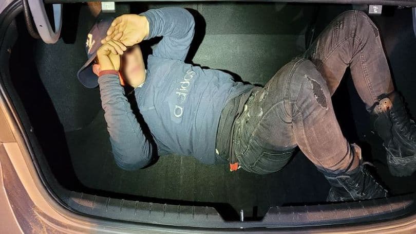 Posteriormente, los agentes detuvieron los vehículos y determinaron que cuatro ciudadanos estadounidenses estaban traficando a seis ciudadanos mexicanos.