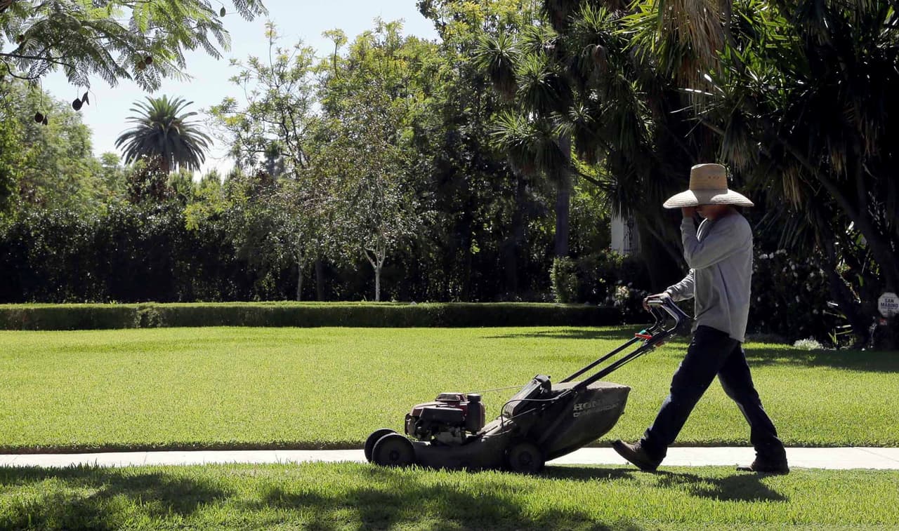 Autoridades de California analizan prohibir el equipo de jardinería que funciona con gasolina