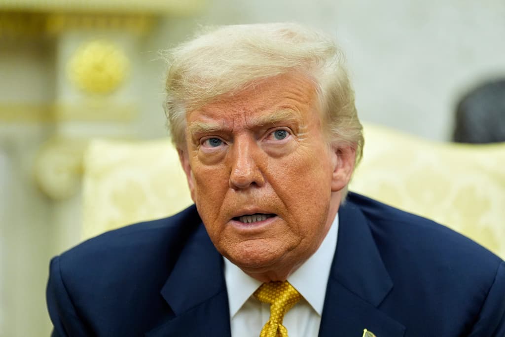 El presidente Donald Trump habla durante una reunión con el príncipe heredero de Bahréin, Salman bin Hamad Al Khalifa, en el Despacho Oval de la Casa Blanca, el miércoles 16 de julio de 2025, en Washington.