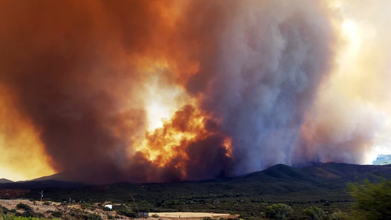 Un incendio en el norte de Arizona no da tregua y consume más de 20,000 acres