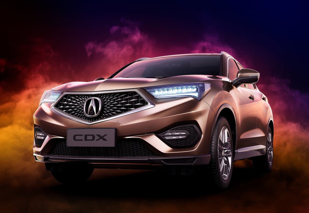 El emblema de la división de coches lujosos de Honda se destaca en la gran parrilla frontal de esta utilitaria compacta