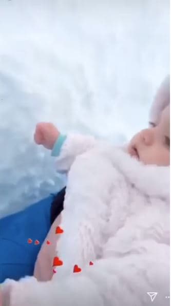 El actor de 41 años también compartió algunos videos del momento en que Kailani juega con la nieve mientras él le canta tiernamente: "¿Qué estás haciendo Kai?", le dice Mauricio.