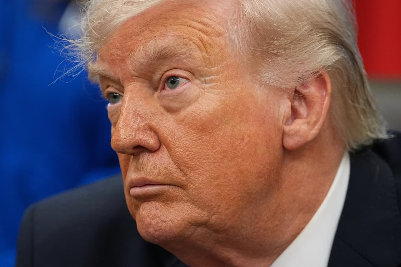 Trump firma orden ejecutiva para ampliar acceso a trabajadores a planes de jubilación 