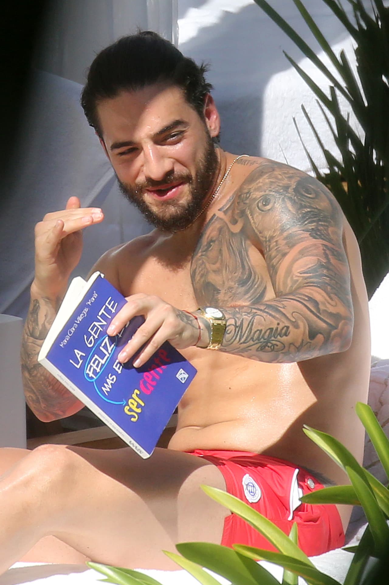 Maluma, mientras tanto, estaba intentado leer 'La gente feliz es más exitosa', de la autoría de María Clara Villegas.