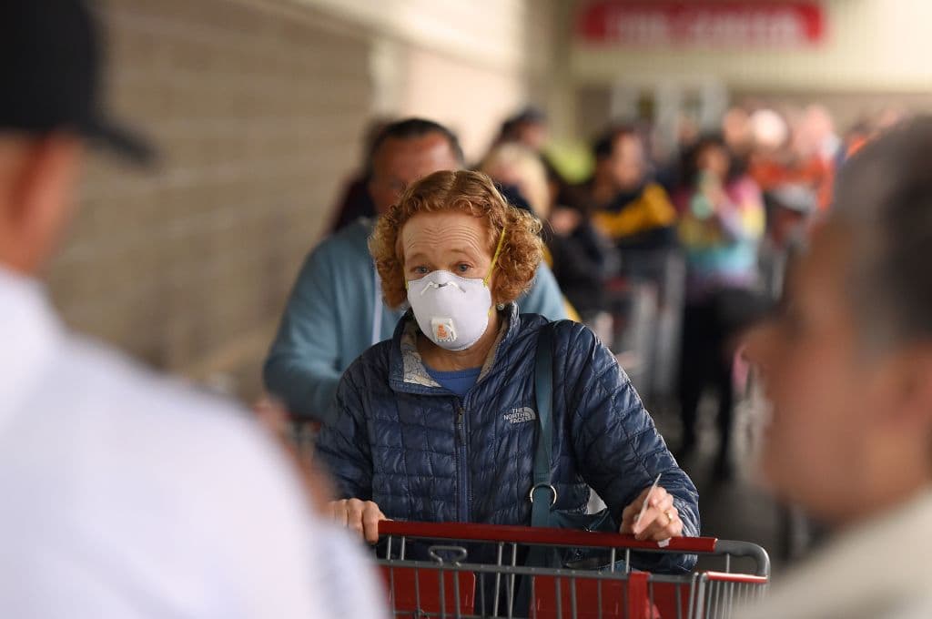 En medio de todo esto, es importante mantener la calma. Si es posible, quedémonos en casa y ayudemos a contener la propagación del virus.