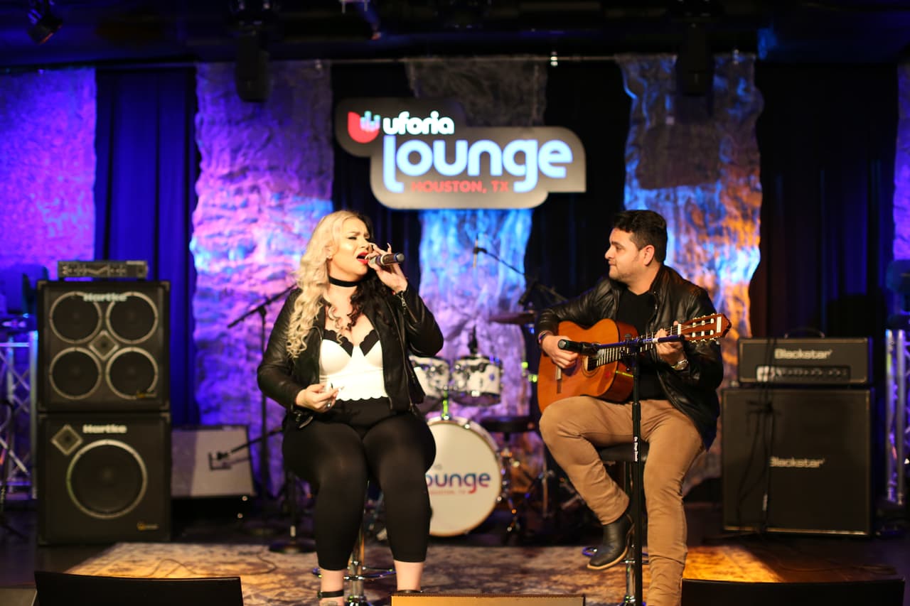 Cynthia La Grande es otra de las pocas mujeres dentro del género regional mexicano y sorprendió con un estilo bicolor, para después interpretar su música en acústico.