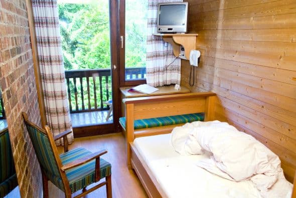 Ingenio. Toma en cuenta estas ideas para lograr el efecto buscado, pero por sobre todas las cosas confía en tu intuición e ingenio para encontrar soluciones simples para maximizar el espacio en tu habitación.