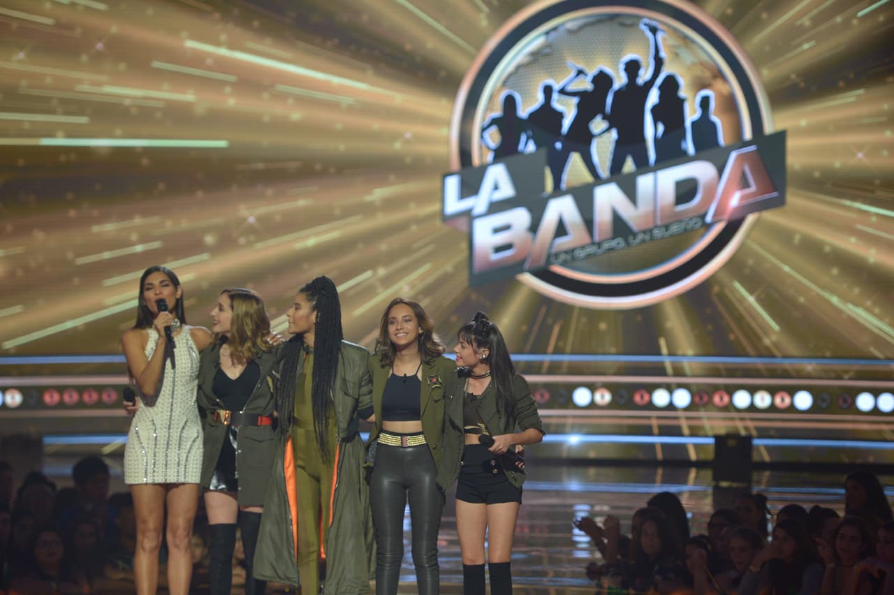 Juntas interpretaron "Just Like Fire" de Pink.