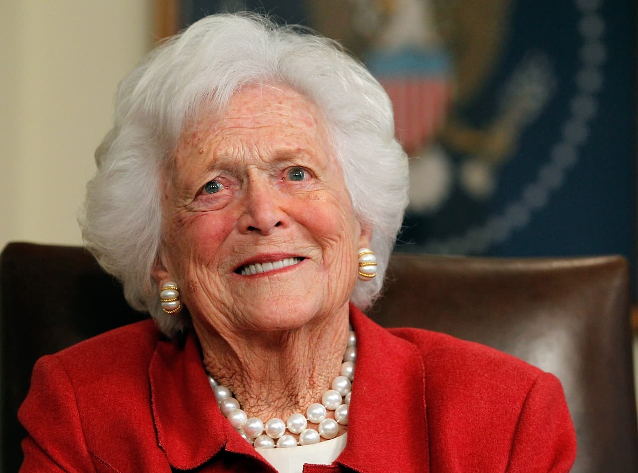 ¿Por qué las redes sociales se llenaron de perlas tras la muerte de Barbara Bush?