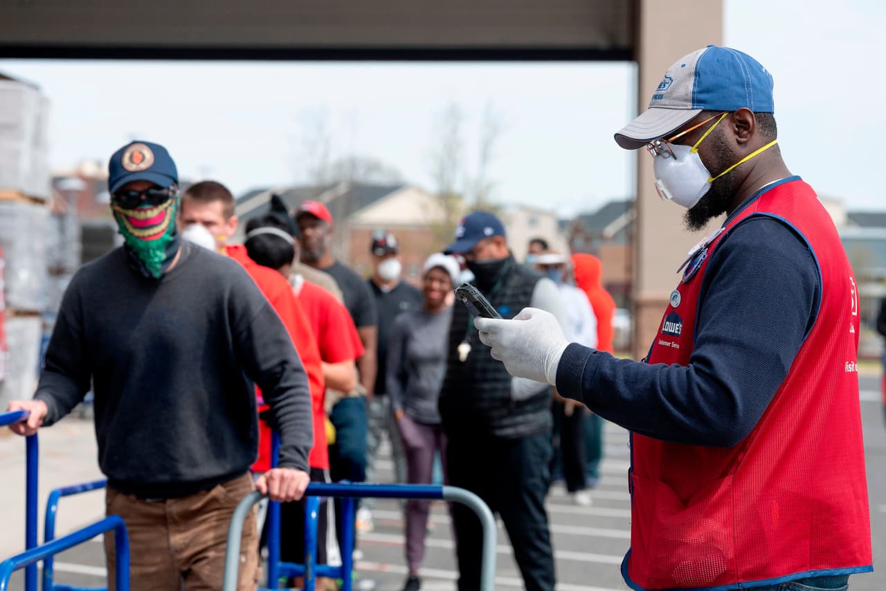 La compañía indica que los solicitantes 
<b>no tienen que hacer una reservación </b>para ser entrevistados el día de la feria de empleo 
<b>el 4 de mayo</b>, pero lo pueden hacer si gustan a través de 
<a href="https://corporate.lowes.com/national-hiring-day" target="_blank">corporate.lowes.com/national-hiring-day</a>. Cabe mencionar que 
<b>un currículo no es necesario para solicitar empleo. </b>
<br>