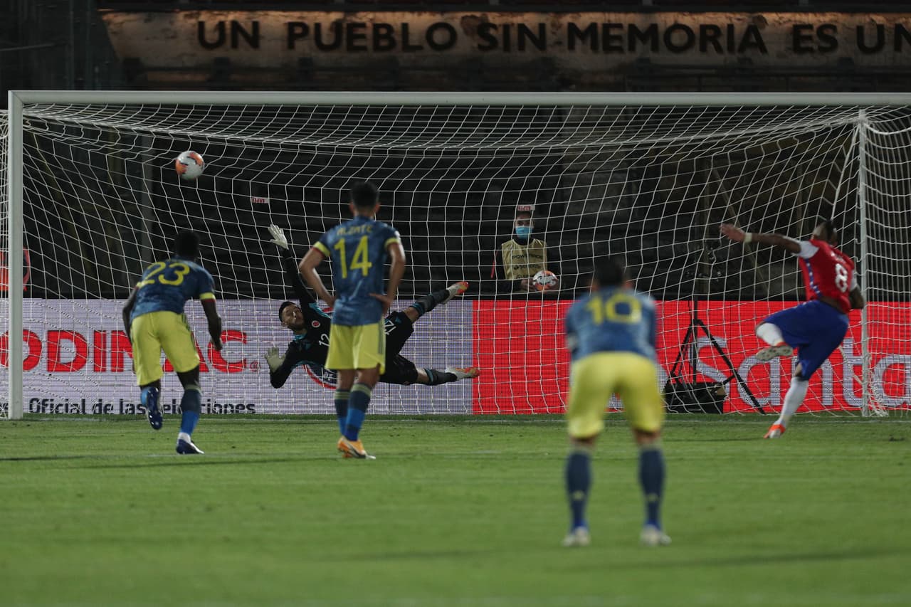 Colombia conisgue llevarse un valioso punto en el último minuto al empatar 2-2 en su visita a Chile.