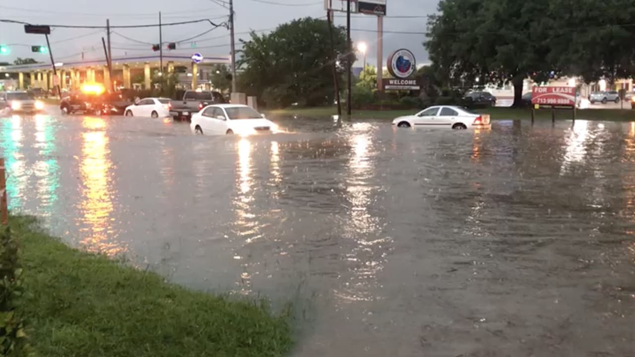 Las fuertes lluvias que cayeron durante toda la tarde en el área de Rosenberg, al suroeste de Houston, dejaron intransitables muchas vías.