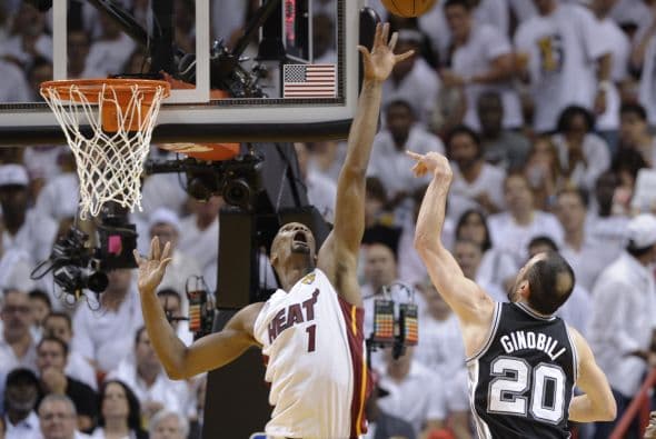 Habrá séptimo juego entre los Spurs y los Heat (30 fotos) ¡Locura total! Un juego electrizante, inolvidable, donde ambos equipos dieron una demostración inolvidable en el American Airlines Arena, manteniendo en vilo a los fanáticos en San Antonio y en Miami, primero durante los 48 minutos regulares y después en los 5 minutos de OT. .Tim Duncan, con una clásica demostración durante todo el partido, anotó más tantos en la primera mitad que la combinación de los 3 de Miami, Wade-James-Bosh 25/21, facilitando que los Spurs dominaran al Heat hasta comenzar el cuarto período, cuando Miami llevo a cabo un cambio de jugadores. Cuando solo faltaban 5 segundos para coronarse campeones los San Antonio Spurs, el incomparable Ray Allen empató el partido con un tiro de 3 puntos, forzando el OT. Con 1:43 en el reloj, LeBron James (triple/doble, 32 puntos, 11 asistencias y 10 rebotes) encaramó al Heat 101-100, y al concluir el OT, de nuevo Allen realizó una formidable jugada defensiva, dando dos puntos más al Heat, que terminó, a pesar de los umpires y para desconcierto de los comentaristas que daban el cetro a San Antonio, 103-101 sobre los Spurs. .