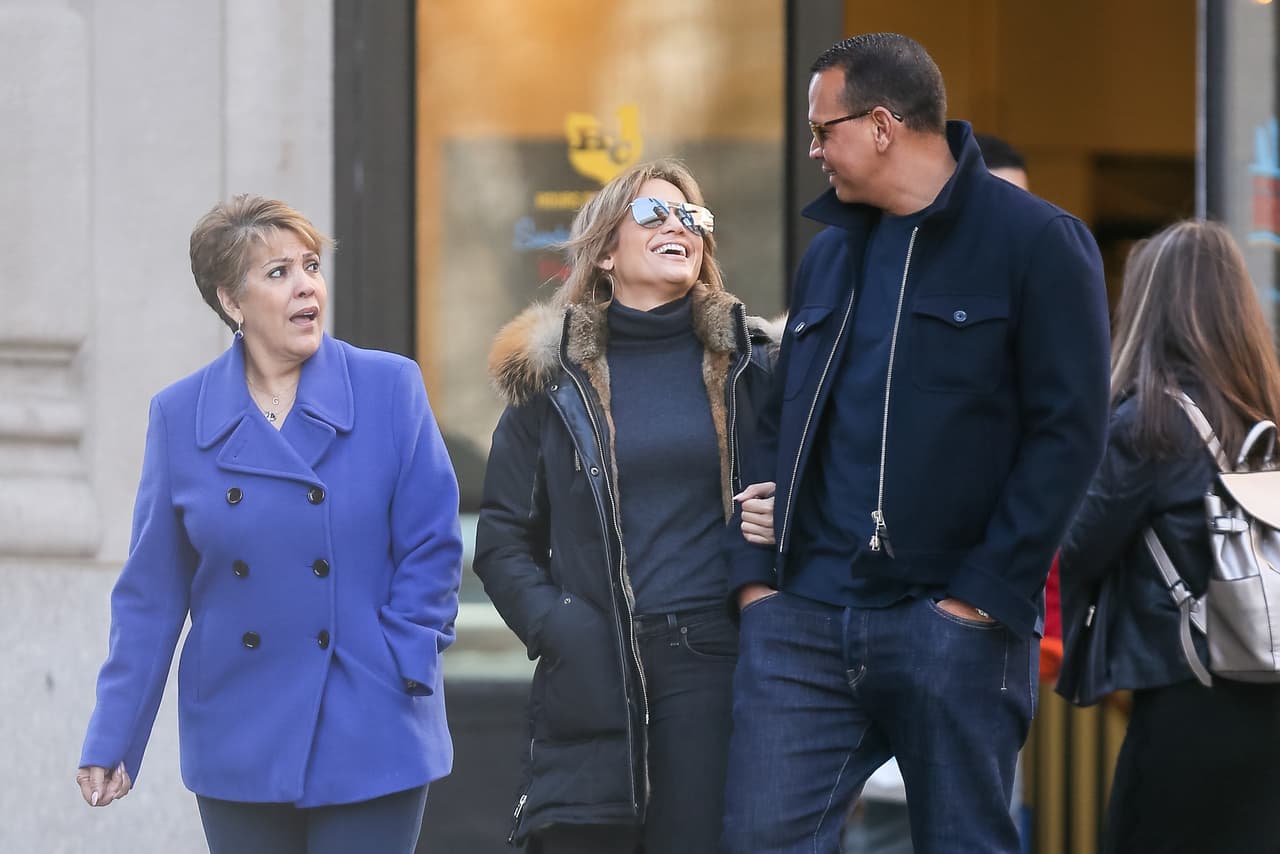 A juzgar por las 
<b><a href="http://www.tmz.com/2017/04/02/jennifer-lopez-introduces-mom-to-alex-rodriguez/">fotografías publicadas por TMZ</a>, </b>la mamá de J.Lo 
<a href="http://www.univision.com/shows/despierta-america/jennifer-lopez-hablo-sobre-su-madre-como-nunca-antes-video">Guadalupe Rodriguez</a> disfrutó de la compañía del exbeisbolista de los Yankees, y él de su nueva suegra.
<br>
<br>
<br>
<br>