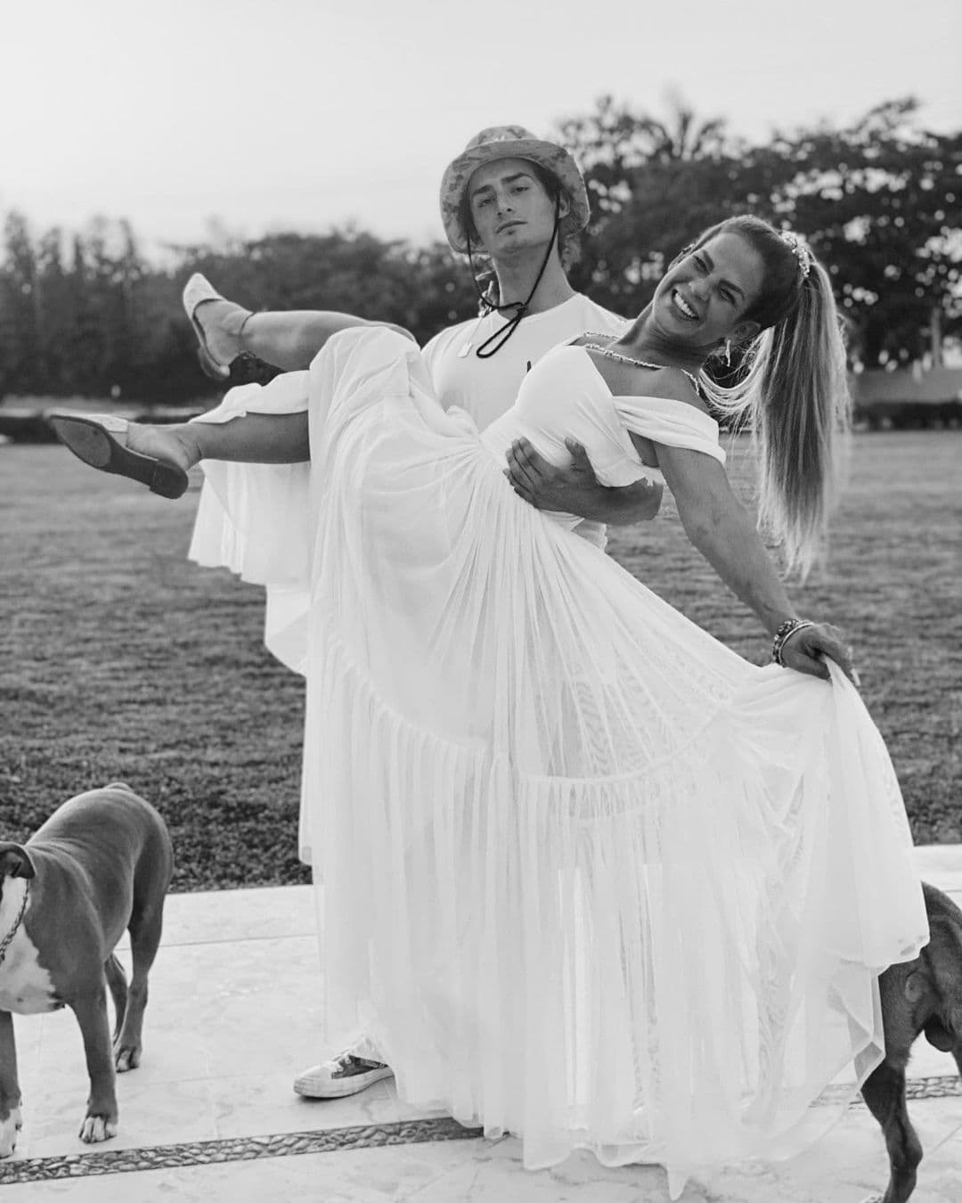 Los seguidores de la vedette de 54 años aplaudieron las imágenes. Por su parte, su hijo Emilio reveló si le da pena que su madre muestre su cuerpo.