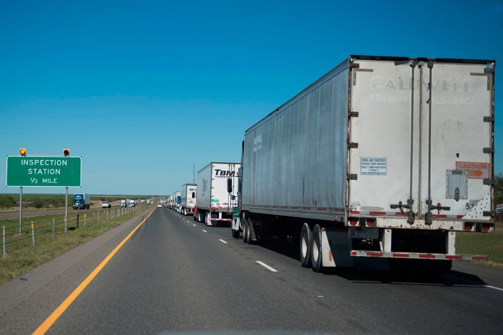 Rescatan a 16 indocumentados encerrados en un camión en Texas tras pedir auxilio con un celular