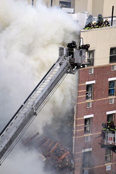 El derrumbe de dos edificios en el barrio de Harlem se debió a una explosión por una fuga de gas y confirmó al menos dos muertos, 18 heridos y varias personas desaparecidas. "La tragedia se originó por una explosión de gas y sabemos que hemos perdido a dos personas y que hay 18 heridos de diversa consideración y varias personas desaparecidas", dijo el alcalde de Nueva York, Bill de Blasio en una conferencia de prensa junto al lugar del siniestro. De Blasio detalló que las autoridades procederán a buscar entre los escombros una vez que los bomberos controlen el incendio, tras explicar que quince minutos antes de la explosión un vecino llamó a la empresa ConEdison para alertar de una fuga de gas