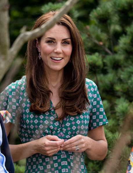 En cuanto a la expresión de "Nuesta Kate" que utilizó Somji en la publicación, la empleada de la clínica dijo que cree que el cirujano se estaba refiriendo a 
<b>"la Kate del Reino Unido"</b>, no a la Kate de la clínica spa como tal.