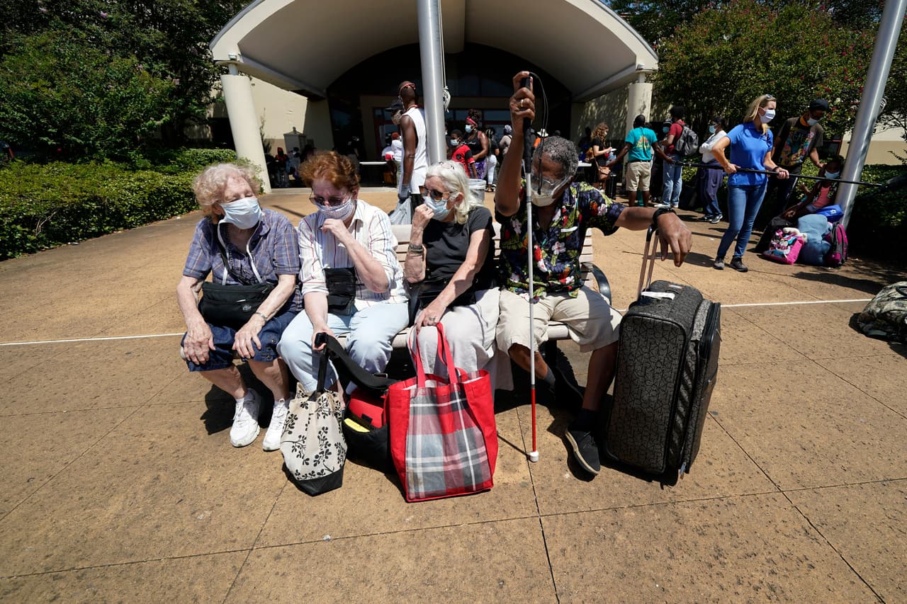 Las personas esperando por los autobuses para dejar Galveston. Las autoridades instaron a la gente a quedarse con familiares o en habitaciones de hotel para evitar la propagación del covid-19.