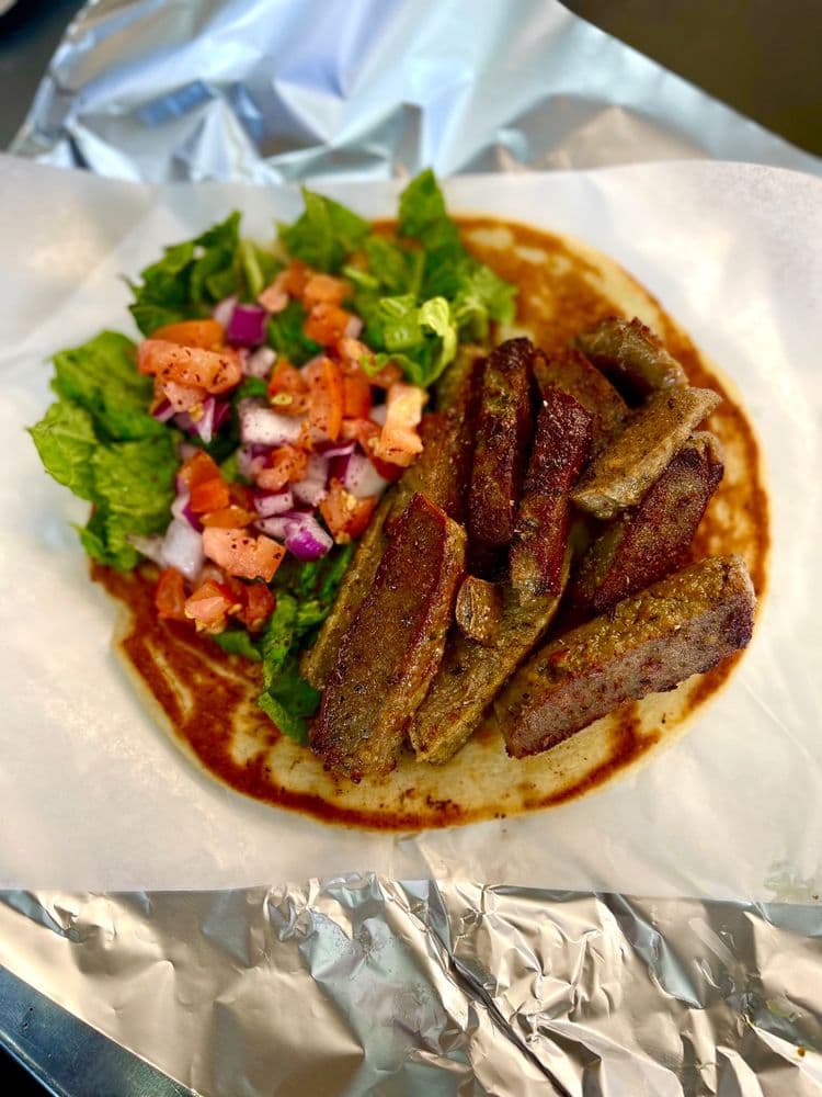 <b>3 Rooosters </b>
<br>Teléfono: (267) 255-0898
<br>Sitio web: 
<a href="https://www.facebook.com/3Rooosters/">https://www.facebook.com/3Rooosters/</a> 
<br>
<br>Una usuaria de Yelp dijo: “Sin duda, la mejor comida que disfruté durante mi viaje a Filadelfia. Viajo mucho y como en muchos camiones de comida y restaurantes y no he probado comida afgana o del Medio Oriente tan buena como la de 3 Rooosters”.