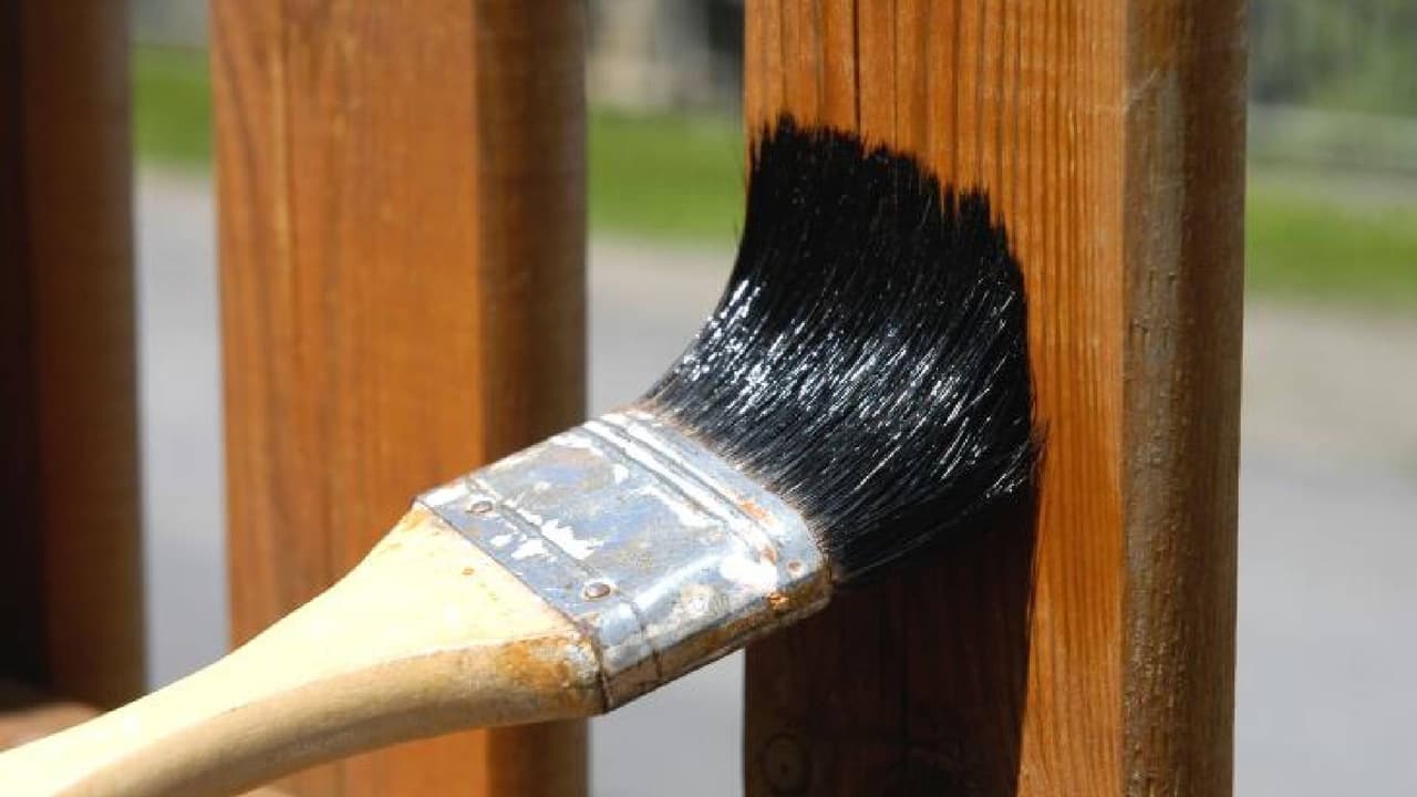 <b>Daño a la madera</b>
<br>El calor y el sol excesivos secan las estructuras de madera y pueden causar importantes daños a estructuras, muebles y demás carpintería, especialmente cuando se combinan con la humedad, esto puede provocar que la madera se 
<b>deforme, agriete e incluso pueda incendiarse</b> en caso extremos.
<br>
<br>Utiliza un producto de recubrimiento protector, pero asegúrate de quitar la capa actual completamente antes de volver a aplicarla.