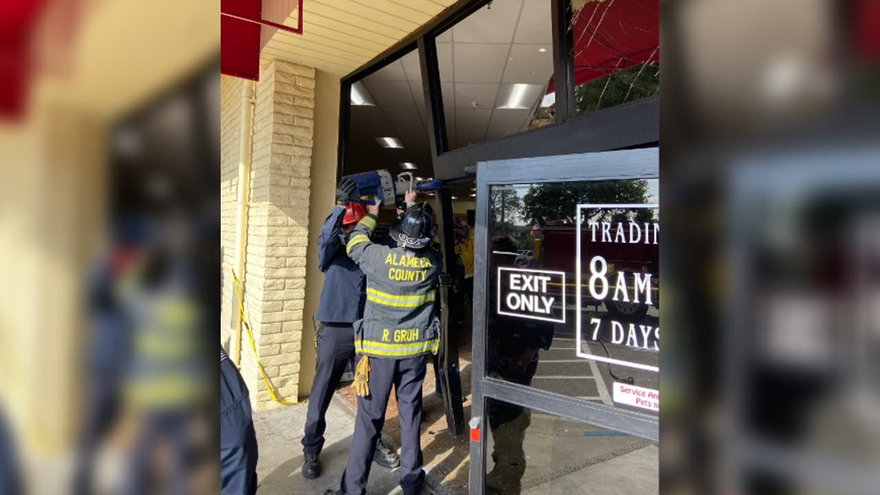 Varios compradores en una tienda Trader Joe's en Castro Valley resultaron heridos después de que un conductor se estrelló contra el mercado el jueves por la tarde.