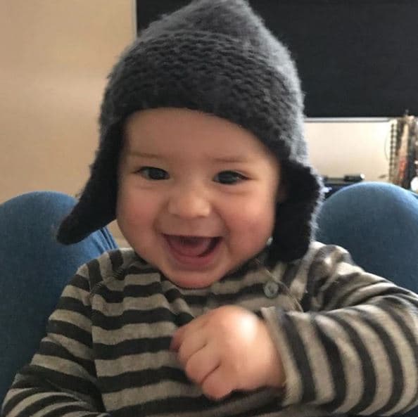 Con frases como: "Me derrito de amor por esta cosita", la también cantante expresa su amor por su bebé.