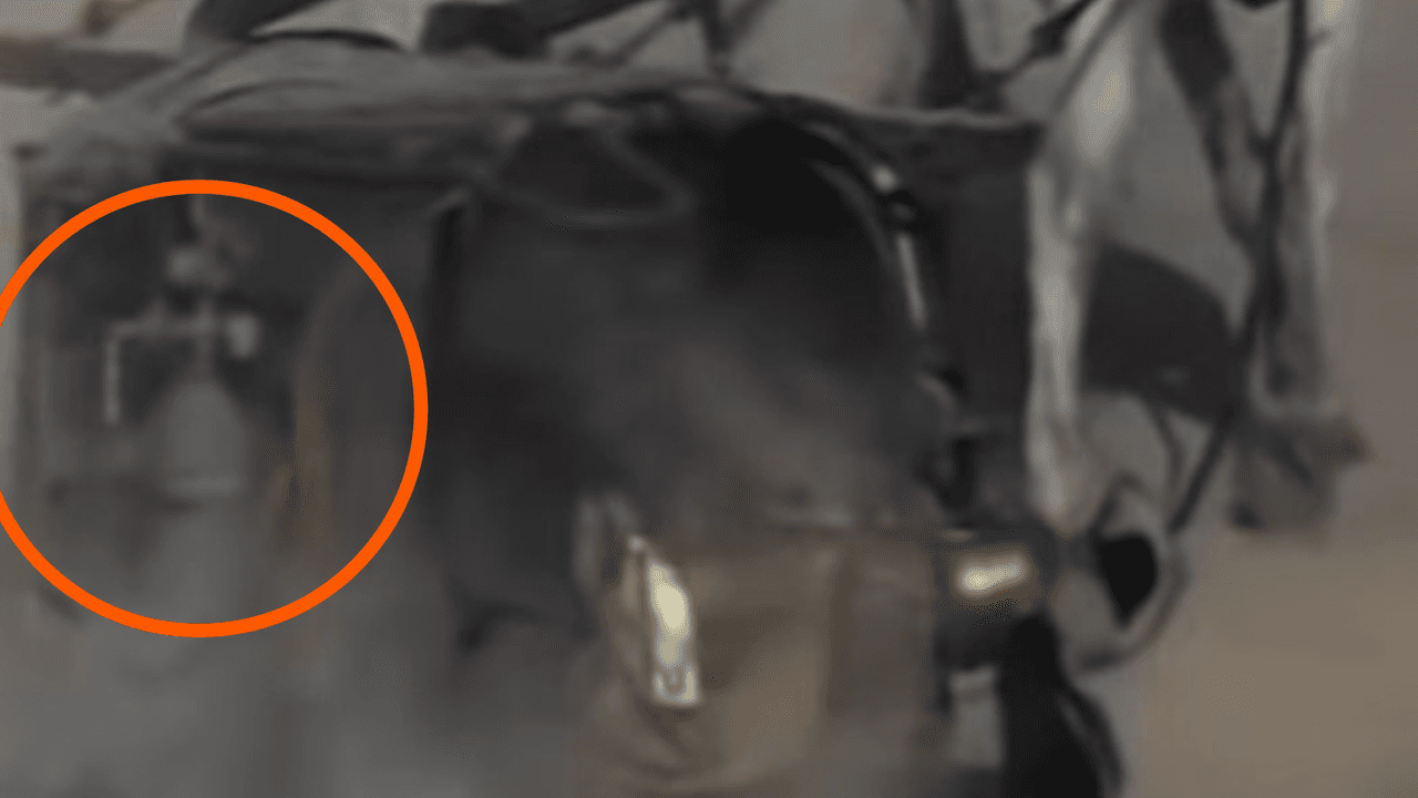 <b>'Gladiador'</b>
<br>Desde su estreno en el año 2000, ‘Gladiador’ se convirtió en una de las películas más exitosas, no solo por su trama, también por las interpretaciones de sus actores. Sin embargo, se puede observar un error en ella, pues en una escena se ve un tanque de combustible debajo de uno de los carros de combate.