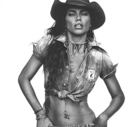 Lima es una modelo brasileña de ahora 36 años. La guapa mujer es una de las consentidas de una famosa marca de lencería.