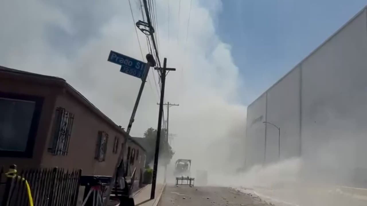 Junta comunitaria en Boyle Heights: vecinos exigen respuestas tras incendio en bodega Lineage