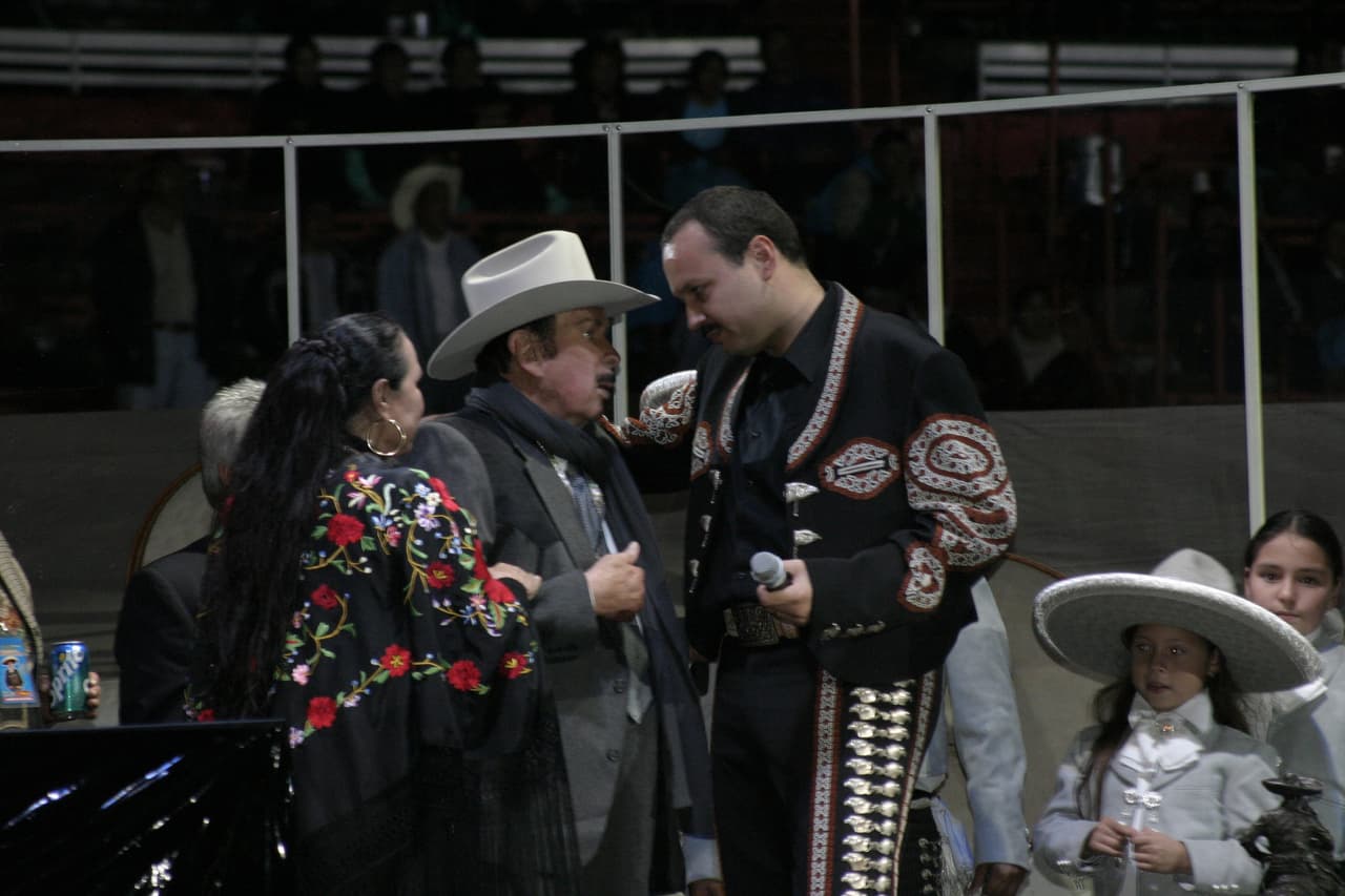 A principios de la década de los 90, Pepe Aguilar comenzó su carrera como solista, cosechando éxitos en el regional mexicano.