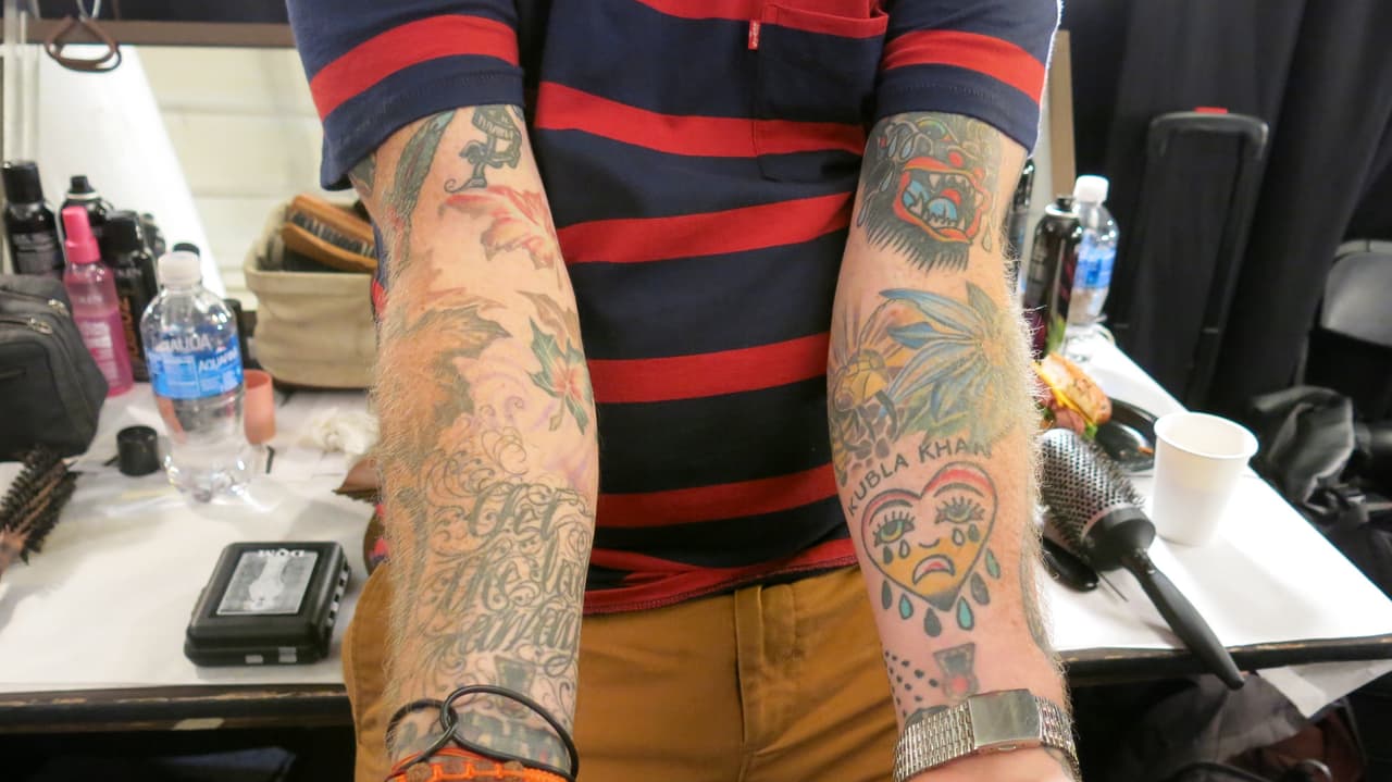 Coloridos tatuajes con diferentes motivos decoran el cuerpo de Mike Martínez.
<br>