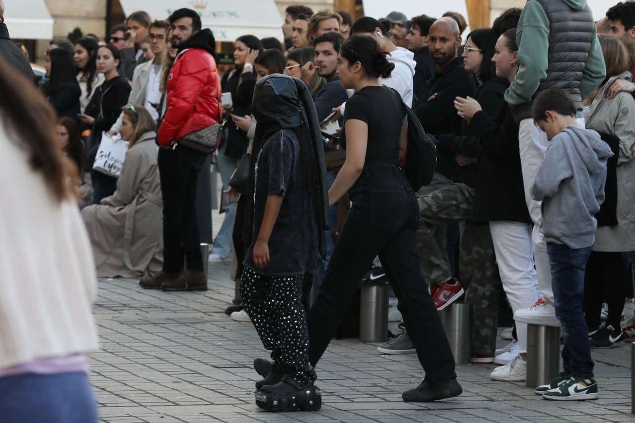 Además, de sus gustados 
<b>Crocs Balenciaga con plataforma que <a href="https://www.univision.com/famosos/north-west-crocs-balenciaga-950-dolares-kim-kardashian-fotos">cuestan 950 dólares</a></b>.