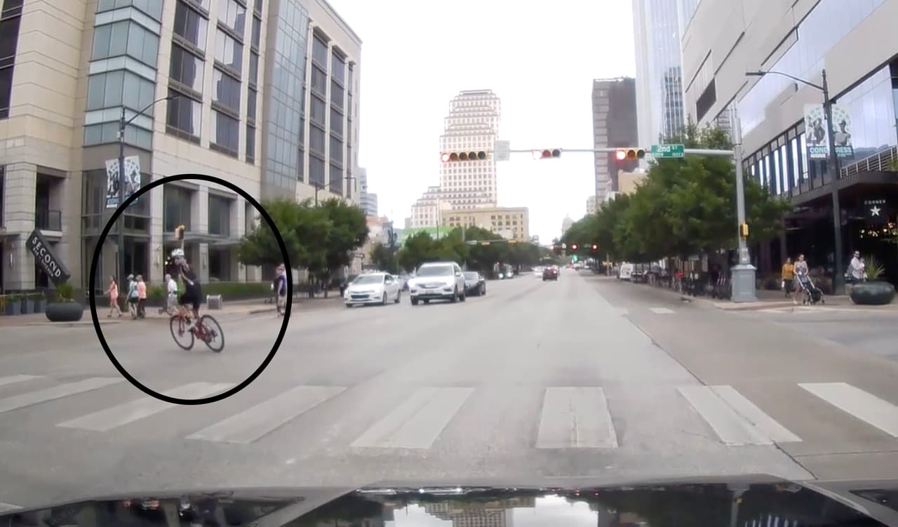 Video muestra a ciclista rebasando la luz roja y cruzando varios carriles en intersección en el centro de Austin