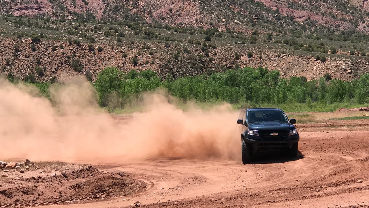 Probamos la Chevrolet Colorado ZR2 en el área de Grand Junction en Colorado. La primera tarea fue probarla sobre un circuito arcilloso que replica las condiciones del terreno de Baja 100.