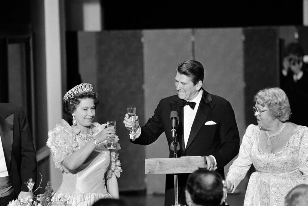 En San Francisco se ofreció una cena de gala en honor de la pareja real en el Young Museum, donde se les notó relajados e incluso
<b>la reina se dio tiempo de bromear </b>sobre el clima: “Sabía que habíamos exportado muchas de nuestras tradiciones a los Estados Unidos, no me había dado cuenta que el clima era una de ellas", dijo.