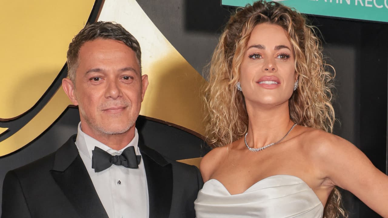Alejandro Sanz y Candela Márquez gritan su amor por primera vez en público: aparecen con la hija del cantante