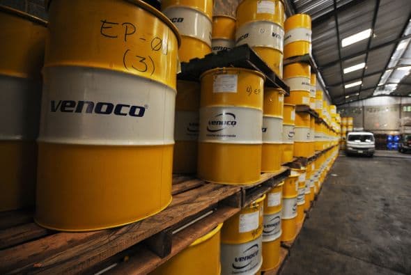 El dirigente venezolano afirmó que las empresas incautadas especulaban con los precios de sus productos. "Estas empresas venían con el mismo cuento: (la petrolera estatal) Petróleos de Venezuela produce las bases de lubricantes y vienen unos privados, compran la materia prima y luego venden los productos cuatro o cinco veces más caros", dijo en declaraciones recogidas por la agencia estatal AVN.