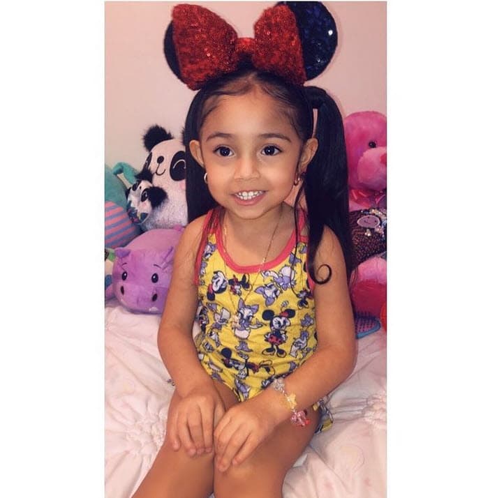 Molina dice que su hija sabe que el cantante es su padre, pero ya comienza a referirse a él como un "amigo" y no se inmuta por su ausencia.
<br>