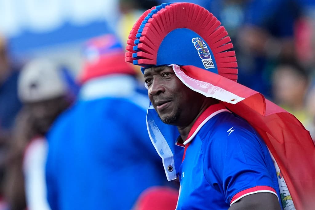 Un aficionado de Haití apoya a su selección en las tribunas del estadio de Filadelfia.