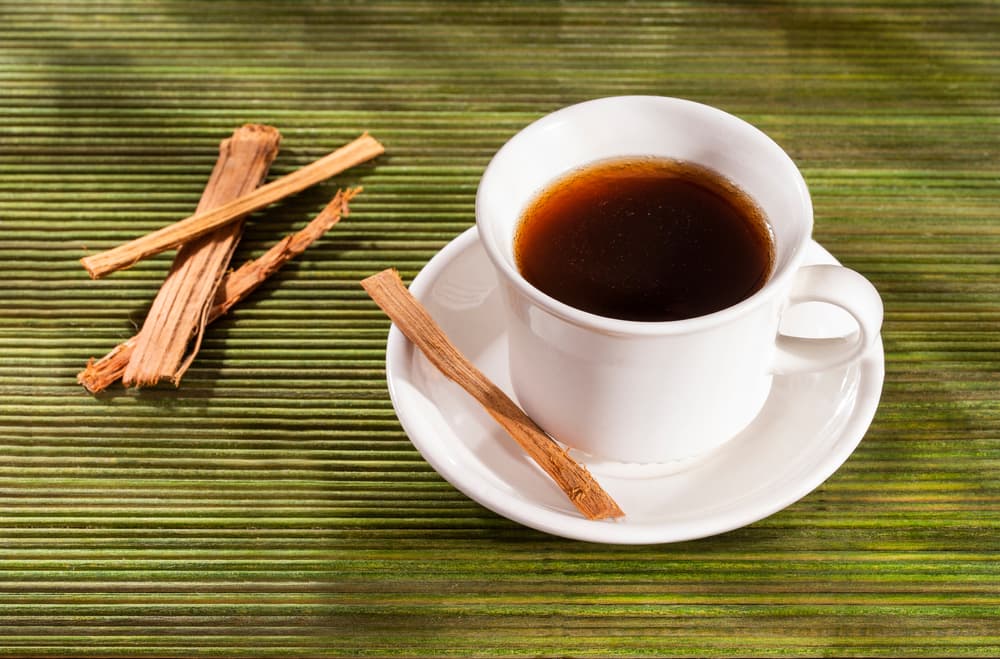 La uña de gato se suele encontrar en su forma naturale de corteza o raíces, así como en cápsulas, también en tinturas o aceite y se puede tomar en infusión. En ocasiones también se comercializa el polvo, que es lo que se encuentra dentro de las cápsulas.