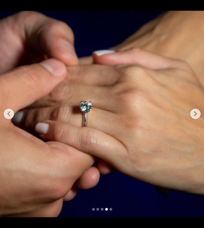 Se trata de esta sortija que la comunicadora presumió y que ya porta en su mano.
<br>