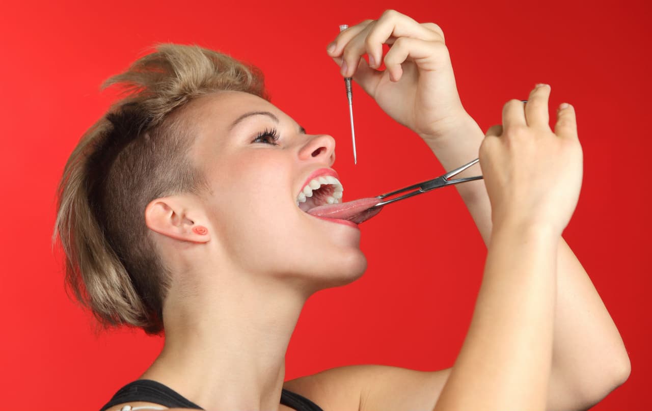 Lo que los dentistas quieren que sepas si tu hijo tiene planeado hacerse un piercing oral