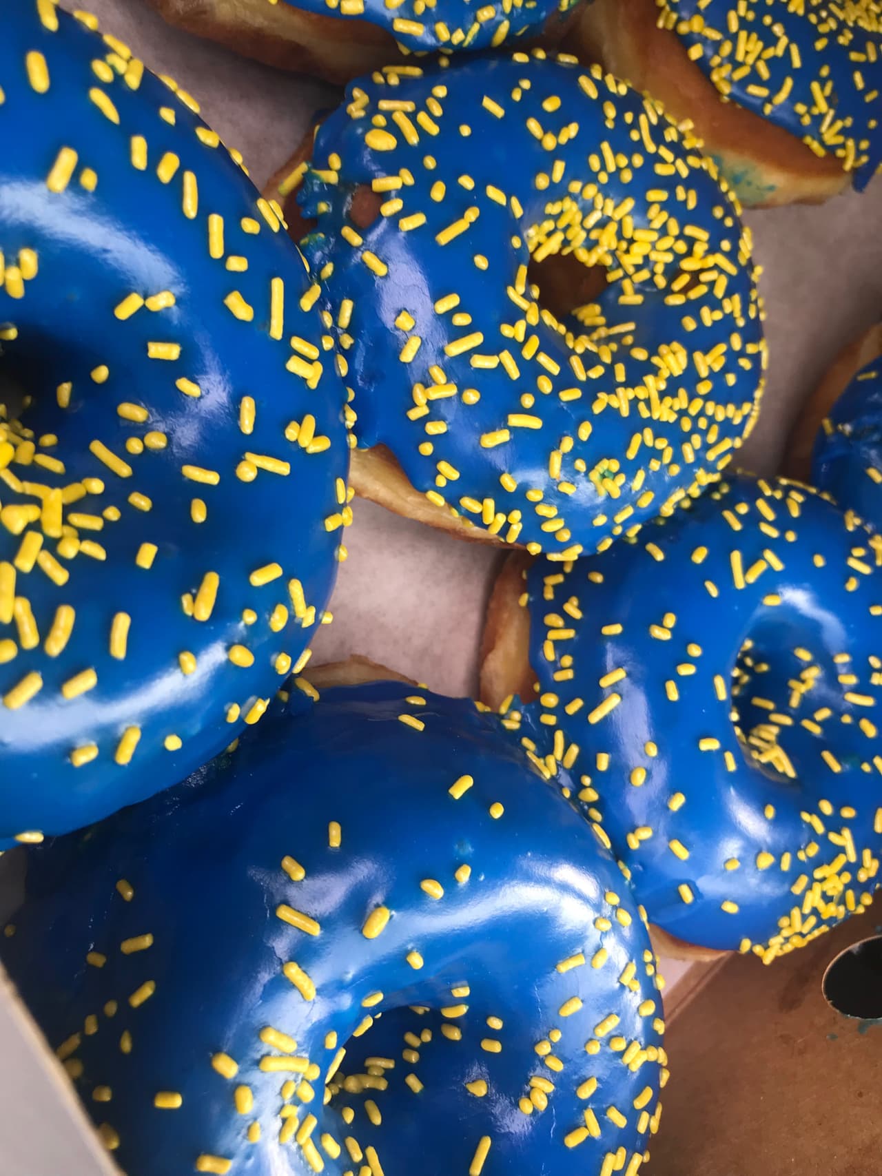 La tienda también cuenta con una edición especial de donas con cobertura azul y chispas doradas.