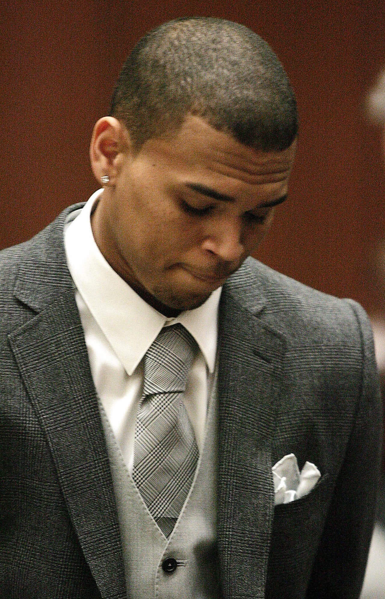 Pero hay más: 
<b>el músico tiene que librar otra demanda </b>el próximo 6 de febrero ante los tribunales de California, en donde 
<a href="https://www.univision.com/entretenimiento/chris-brown-niega-ser-dueno-de-un-mono-capuchino-que-podria-enviarlo-a-prision">se le acusa de tener un mono capuchino sin los permisos pertienentes</a> en su mansión. Si se le encuentra culpable podría pasar hasta seis meses en la cárcel.